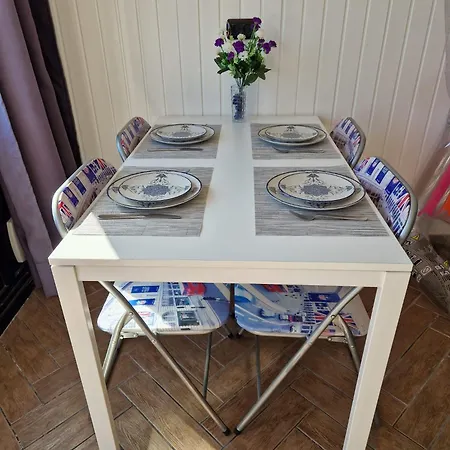 דירה 2-bed Sleeps 4 Steps Out On To The Pool *