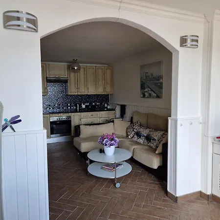 דירה 2-bed Sleeps 4 Steps Out On To The Pool