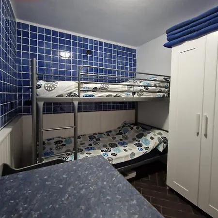 דירה 2-bed Sleeps 4 Steps Out On To The Pool