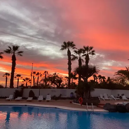 דירה 2-bed Sleeps 4 Steps Out On To The Pool *