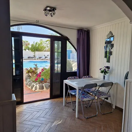 2-bed Sleeps 4 Steps Out On To The Pool Апартаменты *